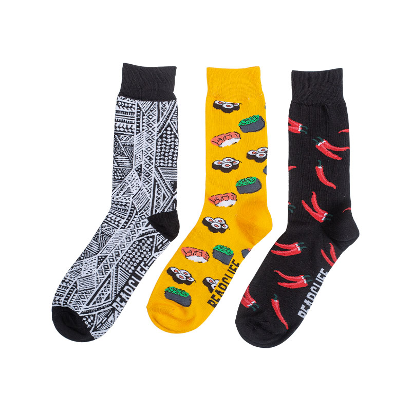 Men's patterned mid-tube socks made of lightweight blended fabrics are both comfortable and fashionable