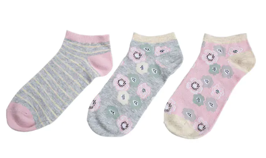 How is the deformation of socks related to its cotton content?